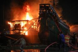 Penampakan Kapal Kargo Terbakar di Pelabuhan Kalimas Surabaya