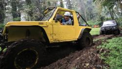  Offroad di Lereng Gunung Slamet, Ganjar Sempat Ganti Mobil karena Jeep yang Dinaiki Mogok