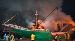 2 Kapal Kargo Ludes Terbakar di Pelabuhan Kalimas Surabaya, Belasan ABK Selamat