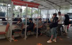 Wajib Vaksin Booster Diberlakukan, Warga Rama-Ramai Tes Antigen di Stasiun Pasar Senen  