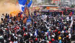 Konvoi Arema FC Juara Piala Presiden 2022 Disambut Ribuan Aremania