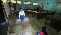 Potret Anak-Anak Bermain Air yang Membanjiri Ruang Kelas Sekolah di Indramayu<