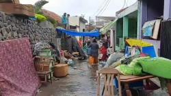 Perabotan Diterjang Banjir dan Lumpur, Warga Garut: yang Penting Nyawa Selamat