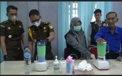 Musnahkan Narkotika, Polisi Buang Larutan Sabu dan Ekstasi ke Parit 