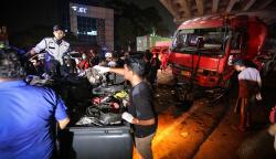 Evakuasi Korban Kecelakaan Maut Truk Tangki Tabrak Pengendara hingga Malam Hari