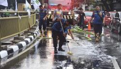 Tumpahan Oli Tercecer Sepanjang 500 Meter di Tebet, Pengendara Motor Berjatuhan