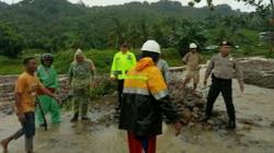 Material Lumpur Sempat Tutupi Jalan Raya Trans Sulawesi usai Hujan Deras