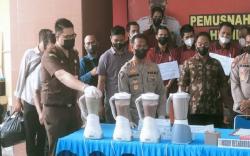 Polda Sumsel Musnahkan Narkoba dengan Cara Diblender dan Dilarutkan dengan Pembersih Lantai <