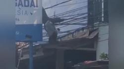 Pekerja Nyaris Tewas Tersengat Listrik saat Perbaiki Atap Toko Gadai di Cibogo Subang<