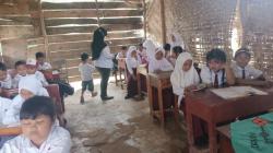 Berdinding Jerami Beralas Tanah, Gedung SD Handuyang Ratu Lampung Utara Memprihatinkan