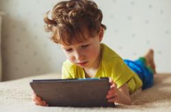 Jangan Biarkan Si Kecil Main Gadget Terus, Waspada Mata Minus!