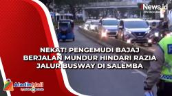 Nekat! Pengemudi Bajaj Berjalan Mundur Hindari Razia Jalur Busway di Salemba