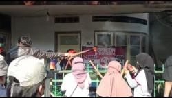 Penertiban Aset PT KAI di Jalan Laswi Bandung, Petugas Disiram Air Cabai<