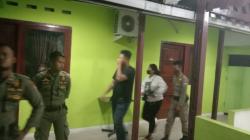 Takut Terjaring Razia Satpol PP, Pria Setengah Telanjang Ngumpet di Kolong Sofa