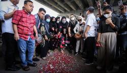 Kerabat Korban dan Warga Tabur Bunga di Lokasi Kecelakaan Maut Jalan Transyogi