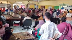 Minta TPP Disetarakan, Ratusan Bidan dan Perawat di Sumsel Kepung Kantor Dinkes<