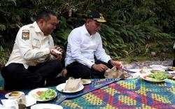 Edy Rahmayadi Pamer Makan Nasi Bungkus Lesehan Pinggir Sungai Bareng Anak Buah