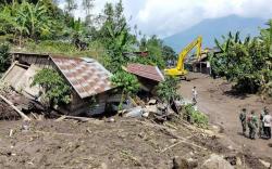 Longsor Tutup Jalan Sumsel - Lampung, Rumah Warga Rusak Berat <