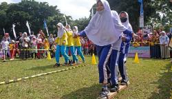 Serunya Ratusan Pelajar Ikuti Perlombaan Permainan Tradisional 