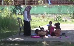 Pilu, 5 Siswa Baru SD Ini Belajar di Lapangan gegara Bangunan Sekolah Ambruk<