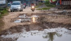Penampakan Jalan Rusak Mirip Jalur Offroad Membahayakan Pengendara di Cilegon