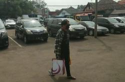 Datangi Polresta Serang, Asisten Nikita Mirzani Bawa Pakaian dan Makanan