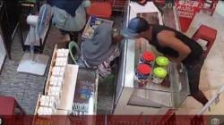 Terekam CCTV, Perempuan Penjaga Konter Lawan Jambret Pakai Gayung