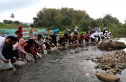 Jaga Kelestarian Alam, 14 Pasang Pengantin Tebar Benih Ikan di Sungai Tinalah Kulonprogo