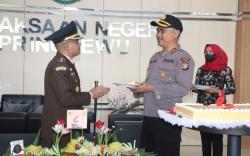 Kapolres Pringsewu Geruduk Kantor Kejari Bawa Tumpeng, Ada Apa?