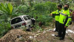Minibus Terperosok ke Jurang 15 Meter di Bantargadung Sukabumi, 4 Orang Luka-Luka