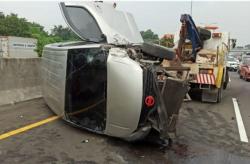 Mobil dari Arah Bogor Terbalik di Tol Jagorawi gegara Sopir Mengantuk