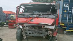 Truk Boks Diseruduk Trailer di Jalur Pantura Losarang Indramayu, Sopir Kabur