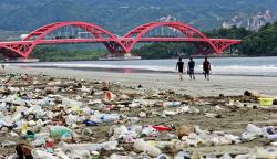 Teluk Youtefa Tercemar Sampah Plastik