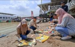 Aktivis Lingkungan Bersihkan Sampah di Sungai Musi Palembang <