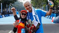 Momen Romantis Ganjar Pranowo dan Istri Ikut Lomba Maraton di Bandung