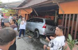 Kemudikan Kendaraan dalam Kondisi Mabuk, Mobil Avanza Seruduk Warung di Jalan Parangtritis
