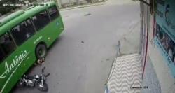 Ngeri Kepala Pengendara Motor Ini Terjepit Ban Bus, Ajaib Korban Selamat