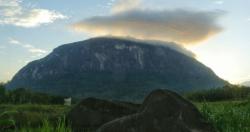 Bukit Kelam, Batu Monolit Terbesar di Dunia dan Legenda Sebeji yang Serakah