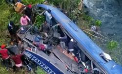 Bus Terjun ke Lembah Sungai saat Membelok dari Jembatan, 33 Orang Tewas