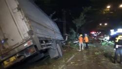 Truk Muatan Minyak Goreng Tabrak 3 Mobil dan 1 Bus di Jalan Lingkar Salatiga, Sopir Luka Parah