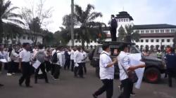 Puluhan Guru Honorer se-Jabar Geruduk Gedung Sate, Tuntut Kejelasan Diangkat PPPK