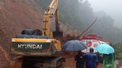 Truk Pertamina Tertimpa Material Longsor di Sitinjau Lauik