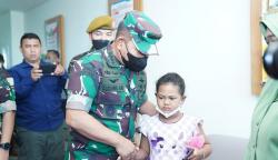Momen Jenderal Dudung Temui Keluarga Istri Anggota TNI Korban Penembakan