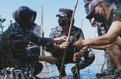 Peringati Hari Mangrove Sedunia, Lanal Yogyakarta Tanam 2.000 Batang Pohon di Pantai Samas