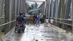 Truk Pengangkut CPO Terperosok di Jembatan Rusak Aceh Singkil