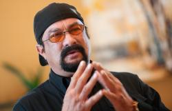 Aktor Laga Amerika Steven Seagal Ogah Lepaskan Kewarganegaraan Rusia