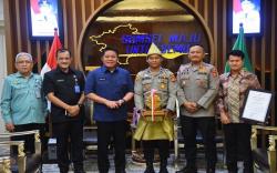 Gegara Sampah, Polisi Satu Ini Terima Kalpataru dan Umrah Gratis