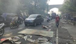 Tolak Penertiban, Pedagang Cingcau Cianjur Lempar Tikar dan Kursi ke Tengah Jalan<