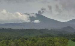 Aktivitas Vulkanis Gunung Raung di Bondowoso Naik, Pendakian Ditutup Sementara<