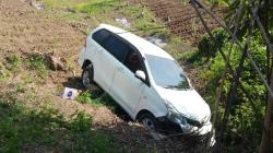 Sopir Hindari Motor lalu Banting Setir, Minibus Terjun ke Jurang di Caringin Garut